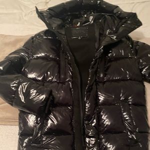 Micheal Kors Mens or a women can wear this warm trendy puffer